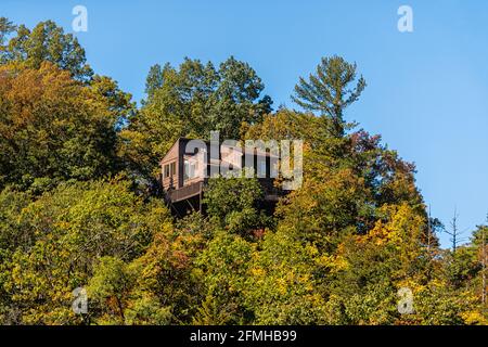 Cliff Wohnhaus Haus Lodge Gebäude Architektur am Bergrand in Basye, Virginia ländliche ländliche Stadt in Shenandoah County im Herbst fal Stockfoto