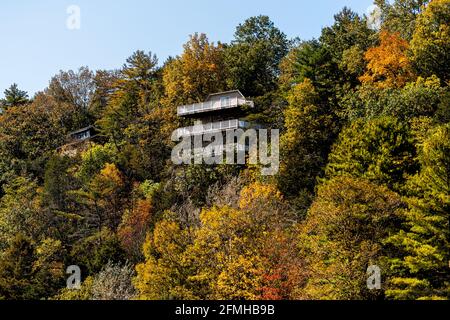 Cliff Wohnhäuser Häuser Gebäude Architektur am Bergrand in Basye, Virginia ländliche ländliche Stadt in Shenandoah County im Herbst w Stockfoto