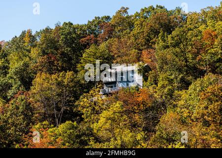 Cliff Wohnhaus Hausbau Architektur am Bergrand in Basye, Virginia ländliche ländliche Stadt in Shenandoah County im Herbst Sonne Stockfoto