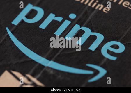 Das Logo von Amazon Prime, das auf einer der Kartons des Online-Händlers zu sehen ist. Stockfoto