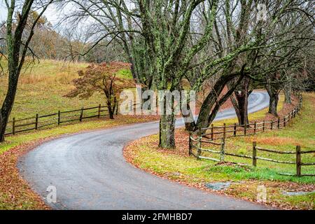 Ländliche Umgebung schmale, kurvenreiche, gepflasterte Straße nach Ash Lawn-Highland, dem Zuhause des US-Präsidenten James Monroe im farbenfrohen Herbst in Albemarle County, Virginia Stockfoto