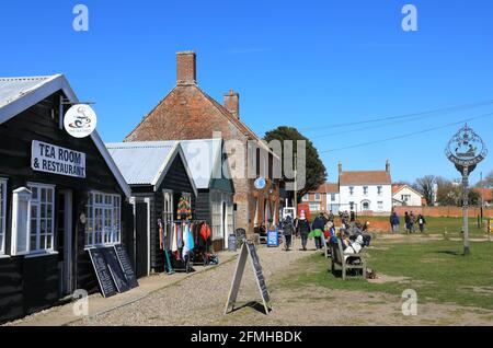 Frühlingssonne auf dem Dorfgrün in Walberswick, in Suffolk, Großbritannien Stockfoto