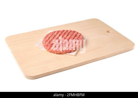 Rohes Rindfleisch Burger Cutlet auf Schneidebrett isoliert auf weiß Stockfoto