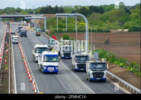 Taplow, Buckinghamshire, Großbritannien. Mai 2021. Die M4 ist an diesem Wochenende wieder zwischen Junction 6 (Slough) und Junction 8/9 (Maidenhead) wegen Bauarbeiten am M4 Smart Motorway Digital Upgrade geschlossen. In den letzten 5 Jahren hat es in Großbritannien 38 Tote auf intelligenten Autobahnen gegeben. Jüngste Statistiken belegen, dass die Sterberate auf intelligenten Autobahnen im Jahr 2019 um 8 % höher war als auf herkömmlichen Autobahnen. Quelle: Maureen McLean/Alamy Stockfoto