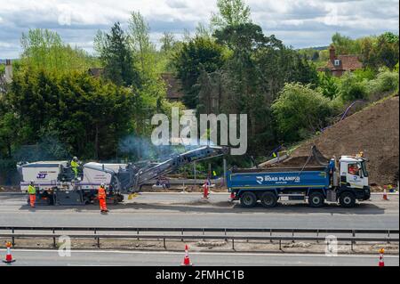 Taplow, Buckinghamshire, Großbritannien. Mai 2021. Die M4 ist an diesem Wochenende wieder zwischen Junction 6 (Slough) und Junction 8/9 (Maidenhead) wegen Bauarbeiten am M4 Smart Motorway Digital Upgrade geschlossen. In den letzten 5 Jahren hat es in Großbritannien 38 Tote auf intelligenten Autobahnen gegeben. Jüngste Statistiken belegen, dass die Sterberate auf intelligenten Autobahnen im Jahr 2019 um 8 % höher war als auf herkömmlichen Autobahnen. Quelle: Maureen McLean/Alamy Stockfoto