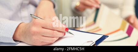 Designer schreiben mit Kugelschreiber in Dokumenten in Vorhang-Werkstatt Stockfoto