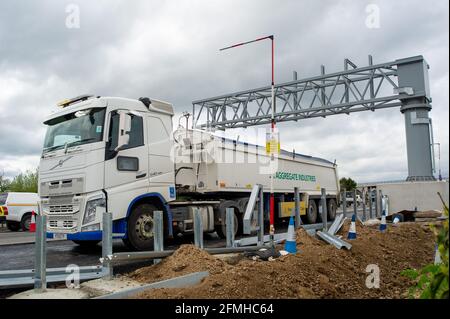 Taplow, Buckinghamshire, Großbritannien. Mai 2021. Die M4 ist an diesem Wochenende wieder zwischen Junction 6 (Slough) und Junction 8/9 (Maidenhead) wegen Bauarbeiten am M4 Smart Motorway Digital Upgrade geschlossen. In den letzten 5 Jahren hat es in Großbritannien 38 Tote auf intelligenten Autobahnen gegeben. Jüngste Statistiken belegen, dass die Sterberate auf intelligenten Autobahnen im Jahr 2019 um 8 % höher war als auf herkömmlichen Autobahnen. Quelle: Maureen McLean/Alamy Stockfoto