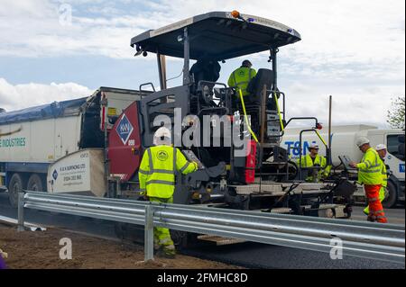 Taplow, Buckinghamshire, Großbritannien. Mai 2021. Die M4 ist an diesem Wochenende wieder zwischen Junction 6 (Slough) und Junction 8/9 (Maidenhead) wegen Bauarbeiten am M4 Smart Motorway Digital Upgrade geschlossen. In den letzten 5 Jahren hat es in Großbritannien 38 Tote auf intelligenten Autobahnen gegeben. Jüngste Statistiken belegen, dass die Sterberate auf intelligenten Autobahnen im Jahr 2019 um 8 % höher war als auf herkömmlichen Autobahnen. Quelle: Maureen McLean/Alamy Stockfoto