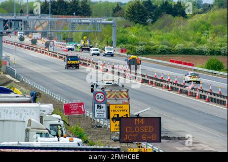 Taplow, Buckinghamshire, Großbritannien. Mai 2021. Die M4 ist an diesem Wochenende wieder zwischen Junction 6 (Slough) und Junction 8/9 (Maidenhead) wegen Bauarbeiten am M4 Smart Motorway Digital Upgrade geschlossen. In den letzten 5 Jahren hat es in Großbritannien 38 Tote auf intelligenten Autobahnen gegeben. Jüngste Statistiken belegen, dass die Sterberate auf intelligenten Autobahnen im Jahr 2019 um 8 % höher war als auf herkömmlichen Autobahnen. Quelle: Maureen McLean/Alamy Stockfoto