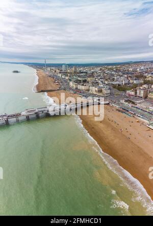 Brighton Pier, Großbritannien - Luftpanoramik an sonnigen Tagen Stockfoto