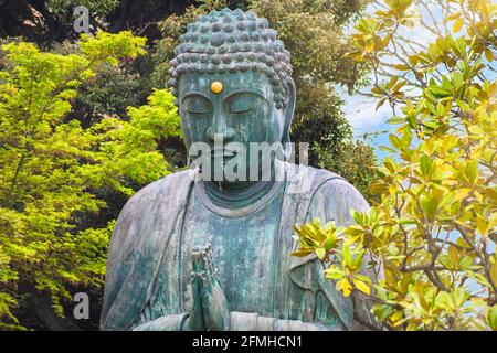 tokio, japan - 05 2021. Mai: Nahaufnahme der Bronzestatue von Buddha Shaka Nyorai, der mit zwei Händen die Geste Mudra namens anjali im T betet Stockfoto