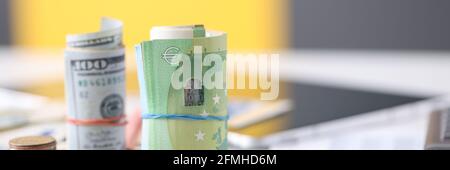 Papierrollen Dollar und Euro und Münzen liegen auf dem Tisch Nahaufnahme Stockfoto