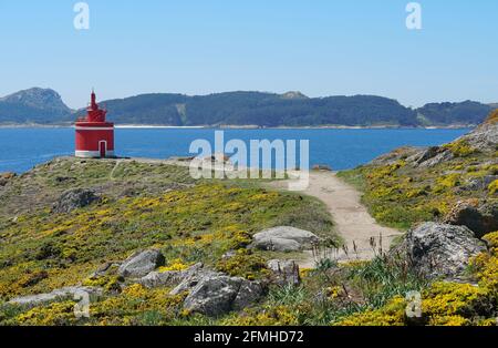 Pfad zum Leuchtturm mit den Cies-Inseln im Hintergrund, Galicien, Spanien, Faro de Punta Robaleira, Provinz Pontevedra, Cangas, Cabo Home Stockfoto