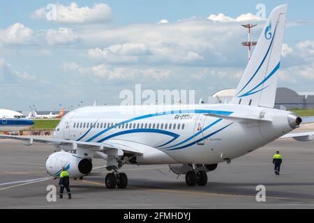 2. Juli 2019, Moskau, Russland. Ein Sukhoi Superjet 100 der Fluggesellschaft Gazpromavia auf dem Flugplatz des Flughafens Vnukovo. Stockfoto