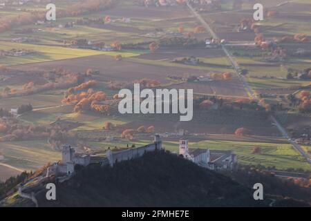 Eine Luftaufnahme von Assisi Stadt, St. Francis Kirche und Rocca Maggiore mit Land im Vordergrund Stockfoto