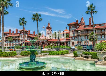 St. Augustine, USA - 10. Mai 2018: Flagler College mit grünem Brunnen in Florida und Architektur berühmte Statue in der historischen Stadt Stockfoto