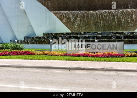 Sunny Isles Beach, USA - 8. Mai 2018: Jade Beach Condominium Apartment Komplex Gebäude in Miami, Florida mit Schild, Brunnen und Bürgersteig Stockfoto