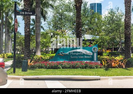 Sunny Isles Beach, USA - 8. Mai 2018: Wohngebiet in Miami, Florida mit Schild für den Gwen Margolis Park im Sommer mit Blumengarten Stockfoto