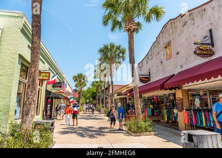 St. Augustine, USA - 10. Mai 2018: Menschen, die am Sommertag in der berühmten Stadt Florida in der Saint George Street einkaufen gehen, durch Geschäfte, Geschäfte und Restaurants Stockfoto