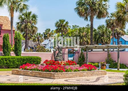 St. Augustine, USA - 10. Mai 2018: Garten in der Nähe der St George Street Frank D. Upchurch Park in der Innenstadt von Florida City und bunten Blumen+ Stockfoto