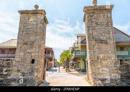 St. Augustine, USA - 10. Mai 2018: Die Saint George Street und Menschen gehen an sonnigen Tagen durch Geschäfte in der Innenstadt von Florida City mit Steintor Stockfoto