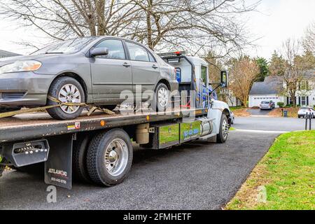 Herndon, USA - 21. November 2020: Auto in der Auffahrt mit Tower-Schleppfahrzeug-LKW wegen Kraftstoffleck Probleme Schäden Sicherheit in Virginia Nachbarschaft resizen Stockfoto