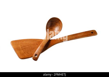 Umweltfreundliches Holzgeschirr. Bambusspatel und Löffel zum Kochen in verschiedenen Projektionen. Isoliert auf weißem Hintergrund. Stockfoto