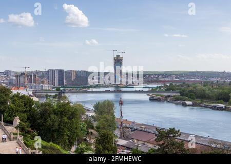Belgrad, Serbien - 2. Mai 2021: In Belgrad werden Wohnhäuser und Geschäftsgebäude am Wasser gebaut. Stockfoto