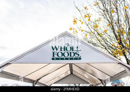 Reston, USA - 7. Dezember 2020: Whole Foods Market Parkplatz in Fairfax County mit Einkaufswagen im Plaza America Business Center Stockfoto