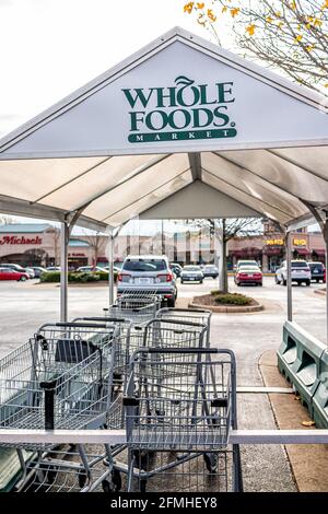 Reston, USA - 7. Dezember 2020: Whole Foods Market-Parkplatz in Fairfax County Town mit Einkaufswagen und Schild für Michaels im Einkaufszentrum Pla Stockfoto