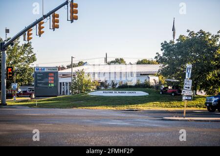 Front Royal, USA - 5. Oktober 2020: Ländliche Gegend in Virginia mit Willkommensschild für Warren County und Mobil 7-Eleven Tankstelle auf der Straße Stockfoto