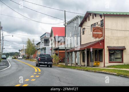 Davis, USA - 5. Oktober 2020: West Virginia kleine Stadt in der Innenstadt mit Straße 32 Autobahn und Auto im Verkehr am bewölkten Herbsttag in der Nähe von Blackwater Fall Stockfoto