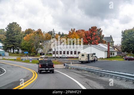 Davis, USA - 5. Oktober 2020: West Virginia kleine Stadt mit Straße 32 Autobahn und Auto im Verkehr am bewölkten Herbsttag in der Nähe von Blackwater Falls State p Stockfoto