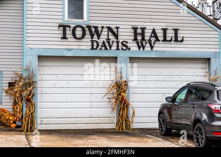 Davis, USA - 5. Oktober 2020: West Virginia kleine Vintage-Stadt in der Nähe des Blackwater Falls State Parks mit Retro-Schild für Rathaus und Herbstdeko Stockfoto