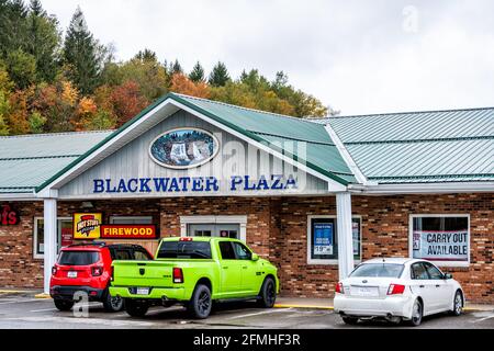 Davis, USA - 5. Oktober 2020: West Virginia Blackwater Falls State Park plaza mit Laden, Lebensmittelgeschäft, Feuerholz und Autos, die im Herbst geparkt sind Stockfoto