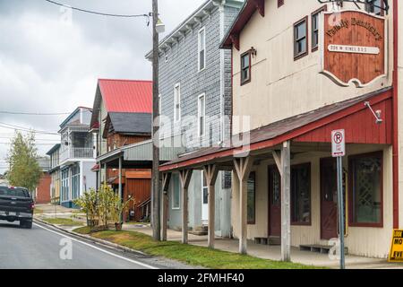 Davis, USA - 5. Oktober 2020: West Virginia kleine Vintage-Stadt in der Innenstadt mit Straße 32 Autobahn und Auto im Verkehr am bewölkten Herbsttag in der Nähe von Blackwa Stockfoto