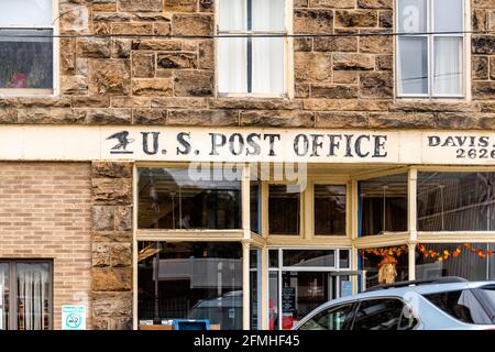 Davis, USA - 5. Oktober 2020: West Virginia kleine Vintage-Stadt in der Innenstadt in der Nähe von Blackwater Falls State Park mit Retro-Schild für USPS United States Post O Stockfoto