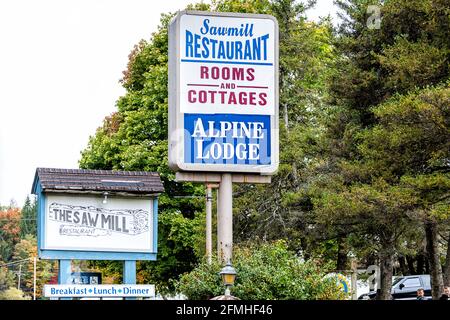 Davis, USA - 5. Oktober 2020: West Virginia kleine alte Innenstadt in der Nähe von Blackwater Falls State Park mit Schild für Sägewerk Restaurant und alpine Lodge Stockfoto