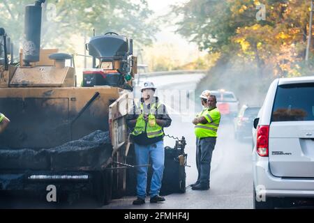 Seneca Rocks, USA - 5. Oktober 2020: Autos im Straßenverkehr auf der Monongahela National Forest Street Highway in West Virginia mit Bauarbeitern Stockfoto