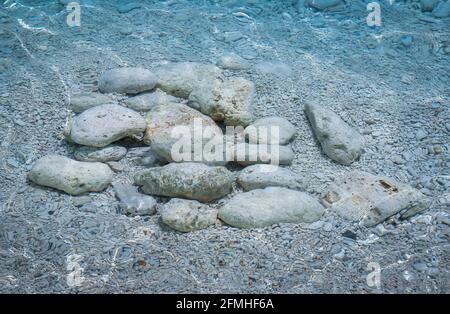 Weiße Kieselsteine im Meer. Transparentes Wasser. Hintergründe Stockfoto