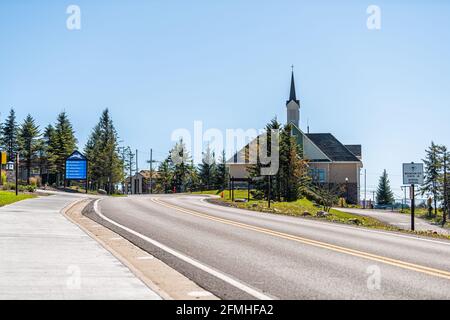 Snowshoe, USA - 6. Oktober 2020: St. Bernard Kapelle Holzkirche mit Blick auf die Hauptstraße Bürgersteig in kleinen Skigebiet Dorf in West Virginia Stockfoto