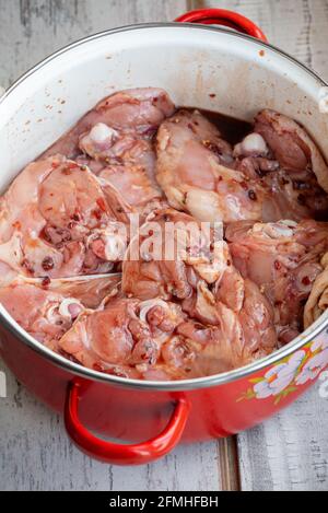 Stücke von rohem Schweinefleisch. Schweinefleisch auf einem Schischebab in Stücke. Roh, Schweinefleisch, in Scheiben schneiden Stockfoto