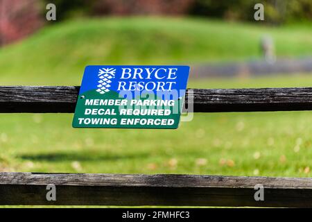 Basye, USA - 7. Oktober 2020: Parkplatz des Skigebiets Bryce mit Schild am Holzzaun mit Mitgliedsabziehbild erforderlich und Abschleppen für Verletzer in c Stockfoto