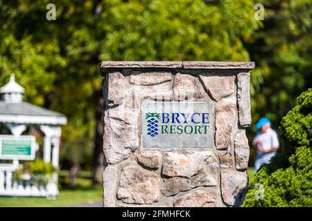 Basye, USA - 7. Oktober 2020: Stadt in der Landschaft von Virginia Shenandoah County mit Gebäudeeingangsschild für Bryce Resort Ski im Herbst Stockfoto