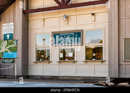 Basye, USA - 7. Oktober 2020: Ticketschalter-Fenster für Skiresort Bryce führt in der ländlichen Landschaft von Virginia in Shenandoah County mit SIG Stockfoto