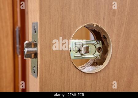 Die Verriegelungseinheit wird während der Installation in die Türöffnung eingesetzt. Stockfoto