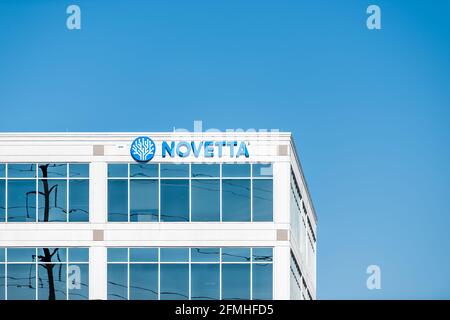 Herndon, USA - 7. Oktober 2020: Novetta Firmenhauptsitz Gebäude Schild in Nord Virginia mit Logo für Unternehmen Bereitstellung Bundes Gov Stockfoto