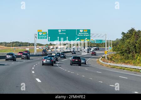 Herndon, USA - 7. Oktober 2020: Sully Road 28 mehrspurige Autobahn in Nord-Virginia mit Verkehrswagen und Ausfahrtschild zum Flughafen Washington Dulles Stockfoto