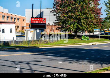 Herndon, USA - 7. Oktober 2020: Fairfax County Education System Herndon Öffentliche High School Schild an der Straße in Nord-Virginia Stockfoto