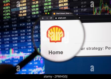 Royal Dutch Shell-Firmenlogo auf einer Website mit unscharfen Börsenentwicklungen im Hintergrund, die auf einem Computerbildschirm zu sehen sind Stockfoto